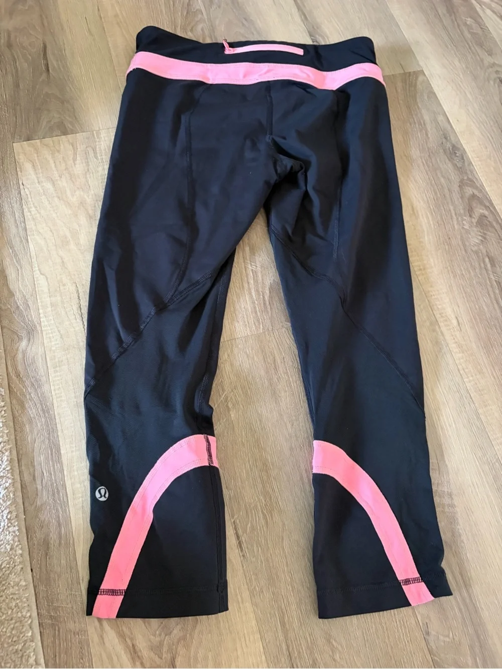 lululemon Women’s Size 6 Black Pink Cropped Athletic Leggings 21.5” Inseam